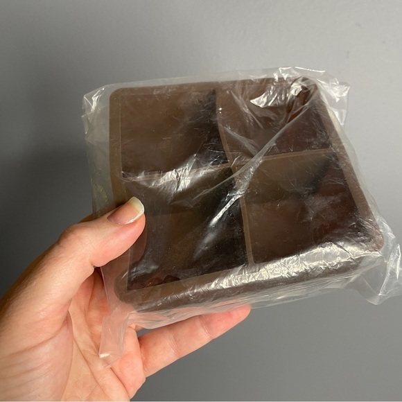 WOODFORD Reserve brand new 4 bourbon ice cube silicone tray - Picture 3 of 4